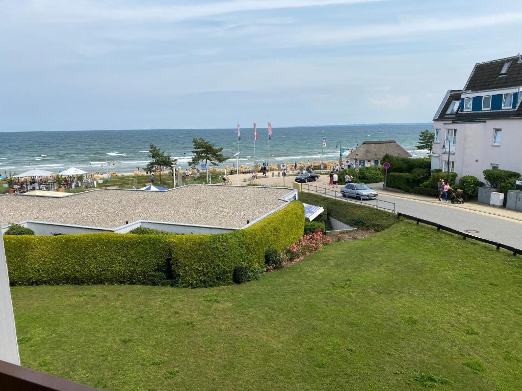 uma vista para a praia a partir da varanda de uma casa em Berliner Hof 3-Zi-Wohnung mit Meerblick und Strandlage an der Promenade em Scharbeutz