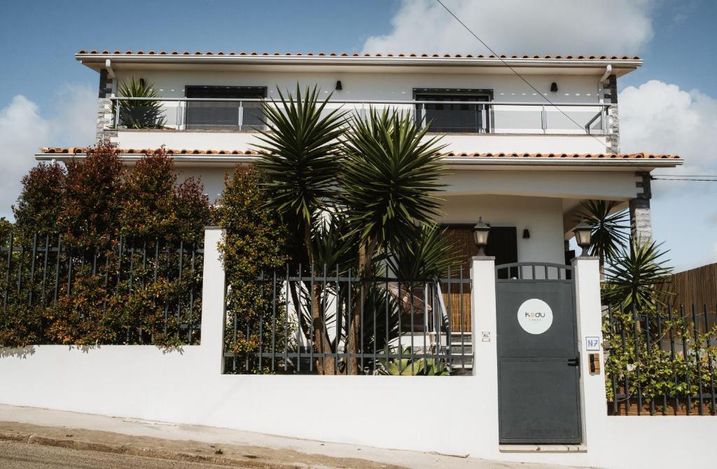 Foto dalla galleria di Kodu Lodge - spacious 2 storey coastal home with balcony, sea view, garden & BBQ a Santo Isidoro