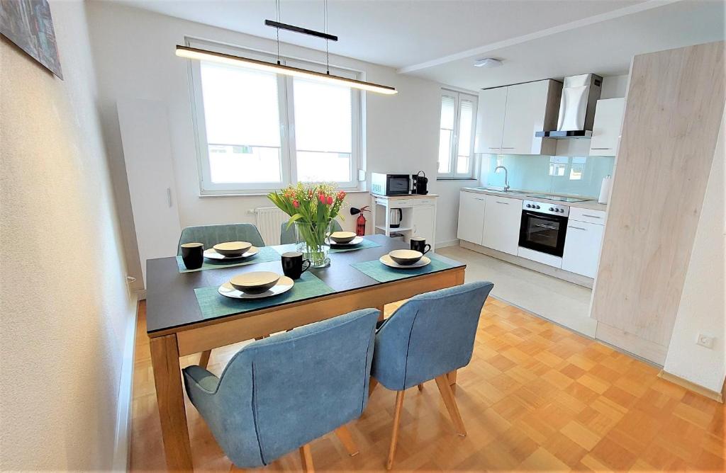 a kitchen with a dining room table and chairs at FeelHome Ferienwohnung Tuttlingen in Tuttlingen