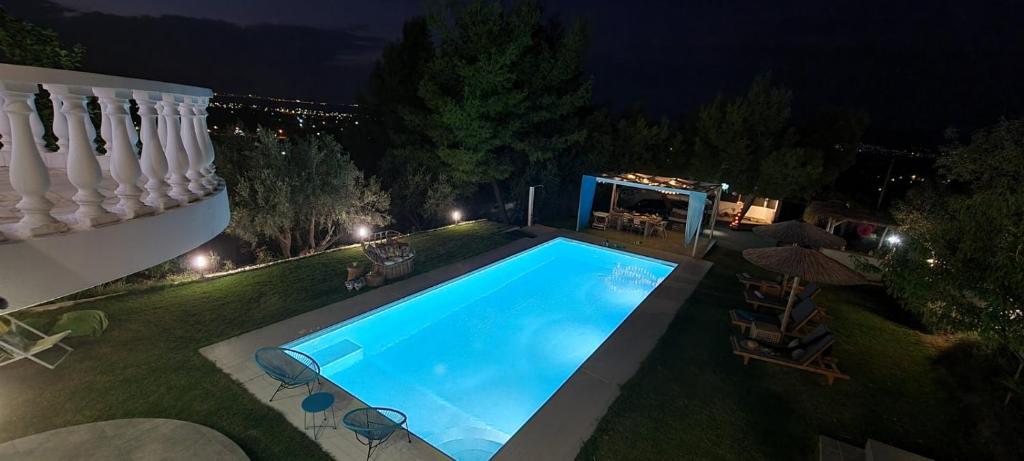 uma vista superior de uma piscina à noite em HEAVENLY VIEWS-2- Elegant Ground floor Apartment with pool Close to the Beach!! em Oropós