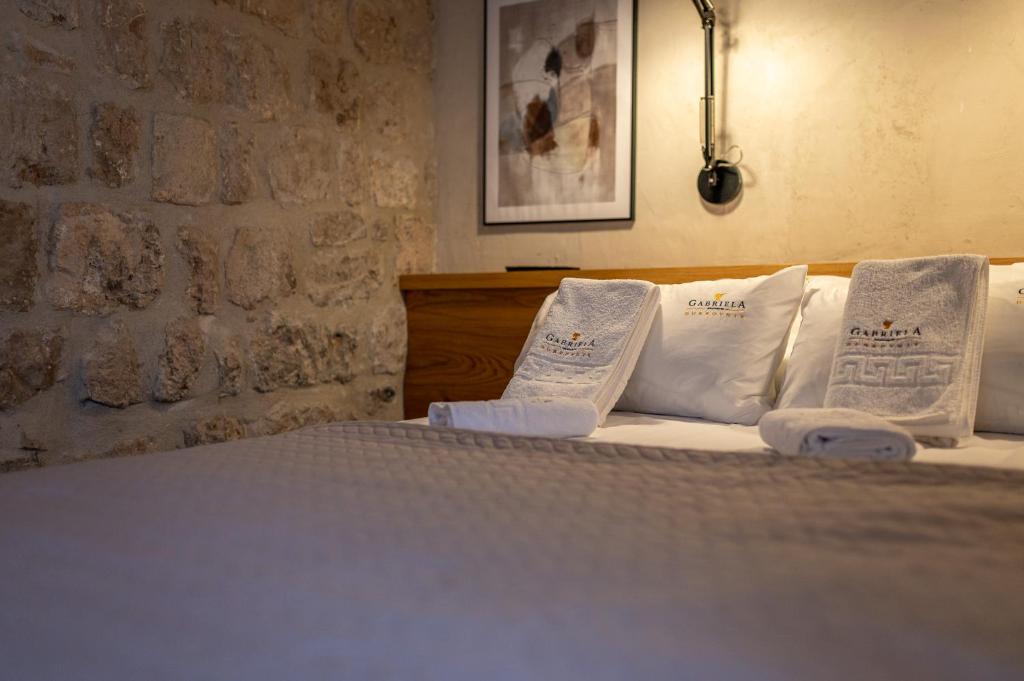 Posteľ alebo postele v izbe v ubytovaní Superior 1 BR Apartment Gabriela next to Buža beach