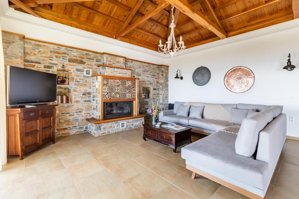 TV a/nebo společenská místnost v ubytování Aegean View Villa