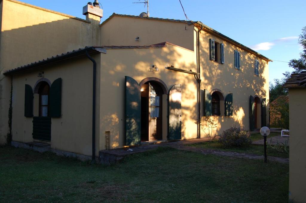 マッサ・マリッティマにあるPodere Il Ficoの太陽が輝く白い家