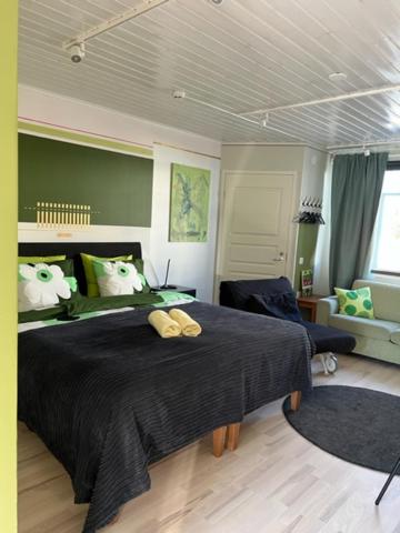 a bedroom with a bed with two teddy bears on it at Asuntohotelli Kaivo in Naantali