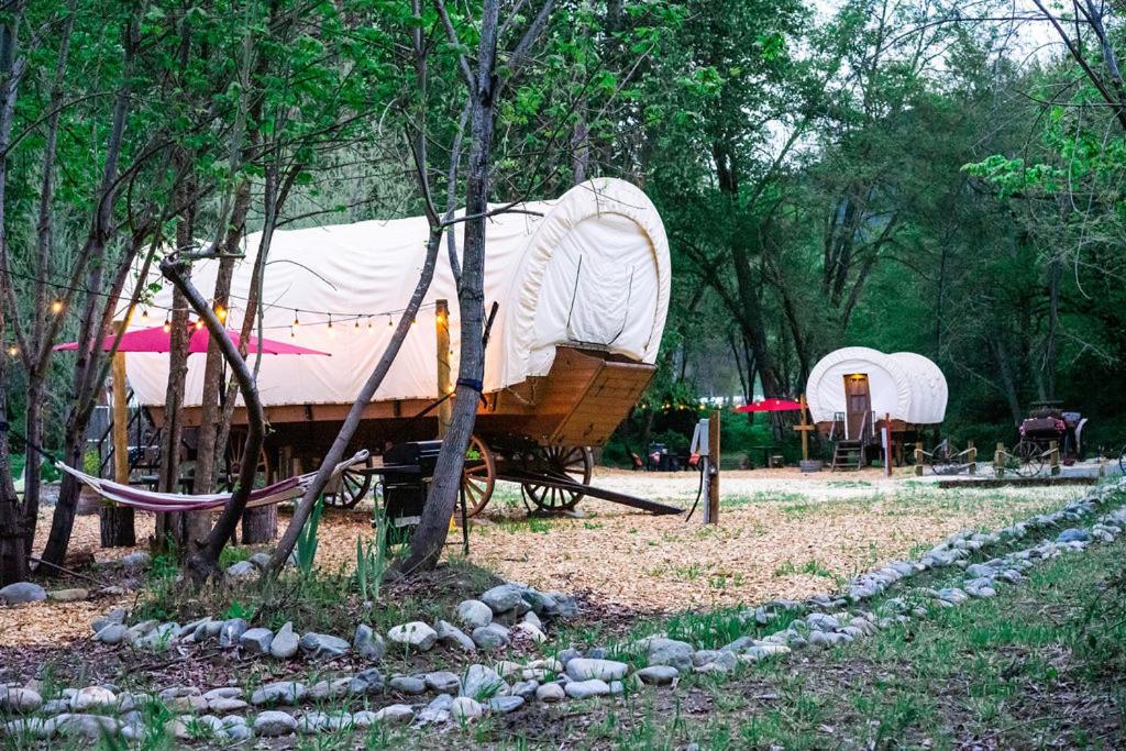 Fotografie z fotogalerie ubytování Cozy Wild West Covered Wagon next to River v destinaci Grants Pass