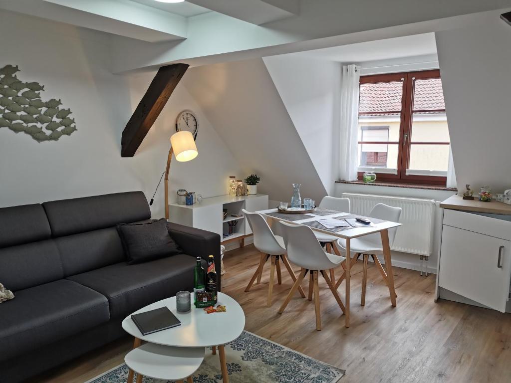 uma sala de estar com um sofá e uma mesa em Appartementhaus 10 Seen em Waren