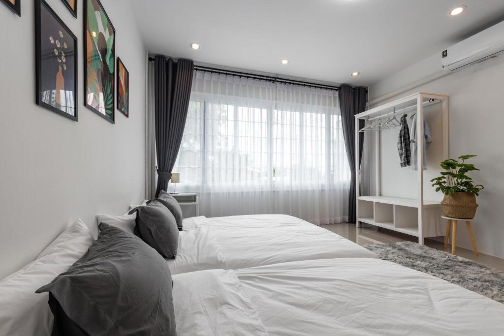 מיטה או מיטות בחדר ב-Ozzy's home@Banchang