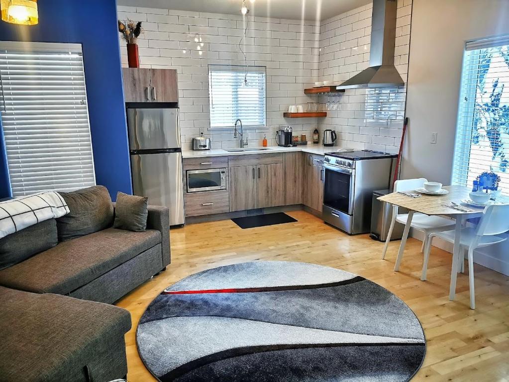 Kitimat的住宿－Teri's Modern Apartment，带沙发的客厅和厨房