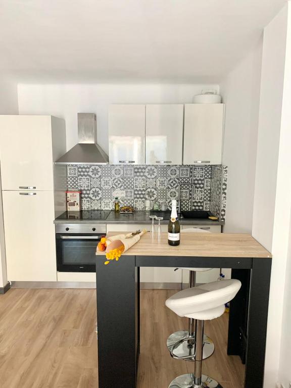 Kuchyň nebo kuchyňský kout v ubytování Charmant studio juan les pins: 30 mètres de la mer