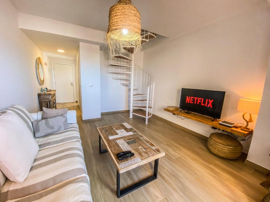 TV a/nebo společenská místnost v ubytování Tarifa Cozy House // PENTHOUSE - POOL - PARKING