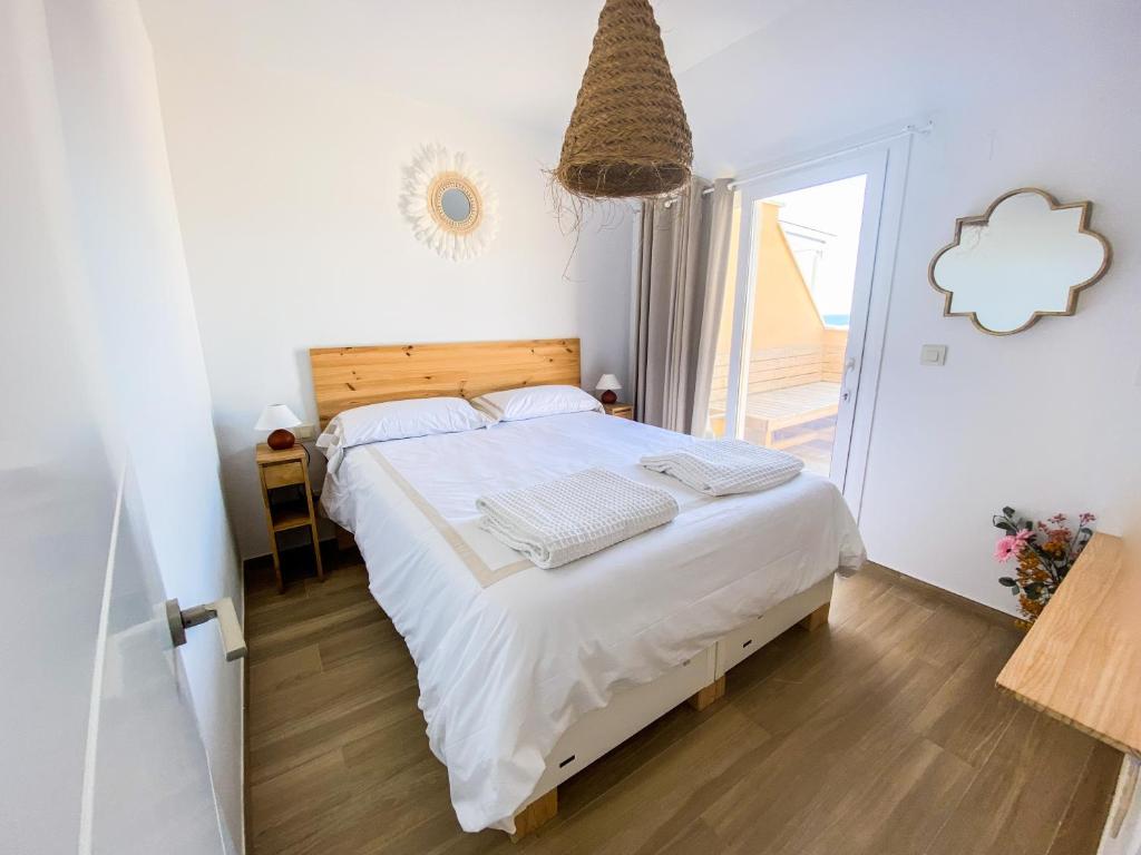 Postel nebo postele na pokoji v ubytování Tarifa Cozy House // PENTHOUSE - POOL - PARKING