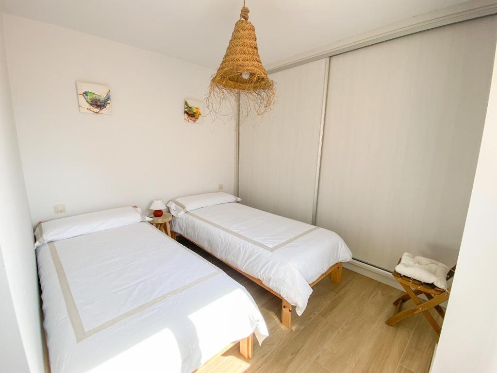 Postel nebo postele na pokoji v ubytování Tarifa Cozy House // PENTHOUSE - POOL - PARKING