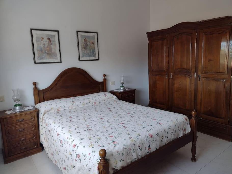 1 dormitorio con cama de madera y armarios de madera en Apartamento de 3 Habitaciones y un baño SIN cocina en San Vicente de O Grove, en San Vicente de O Grove