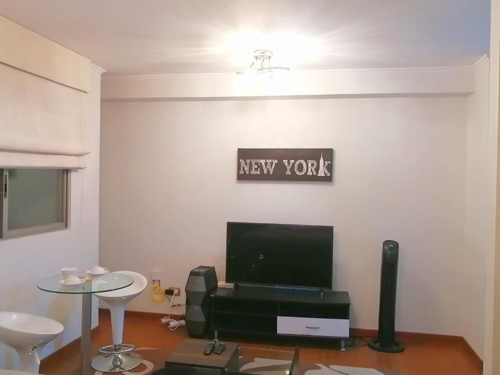 a living room with a new york sign on the wall at DEPARTAMENTO ESTUDIO FULL EQUIPADO WIFI CERCA A TODO LIMA in Lima