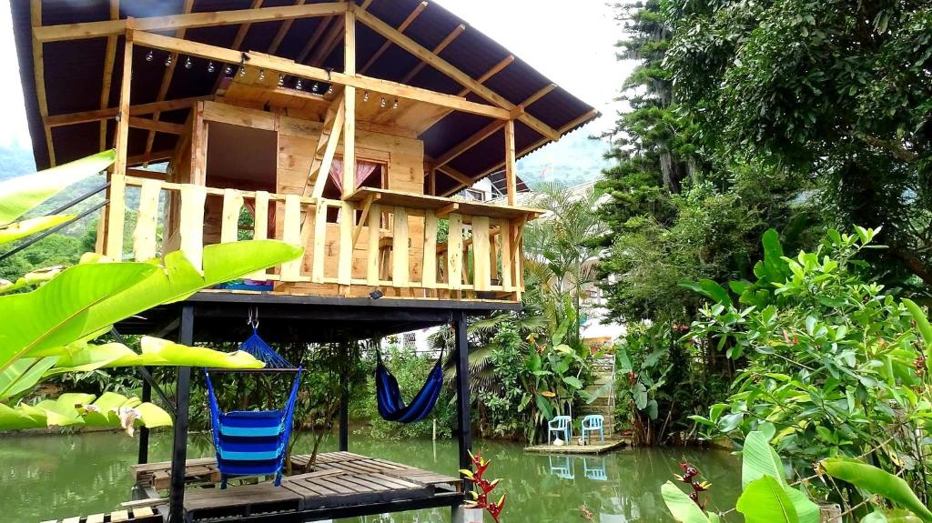 Aed väljaspool majutusasutust Aventura Treehouse Glamping