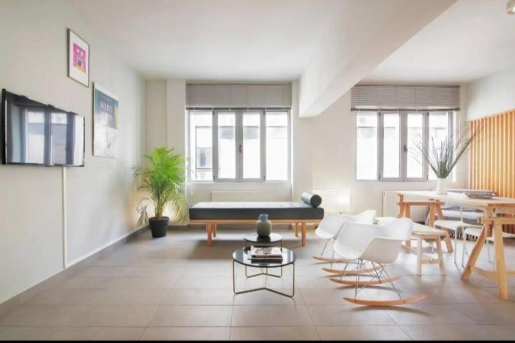 un soggiorno con un divano, un tavolo e delle sedie di Stylish living by Acropolis (Monastiraki 5) ad Atene