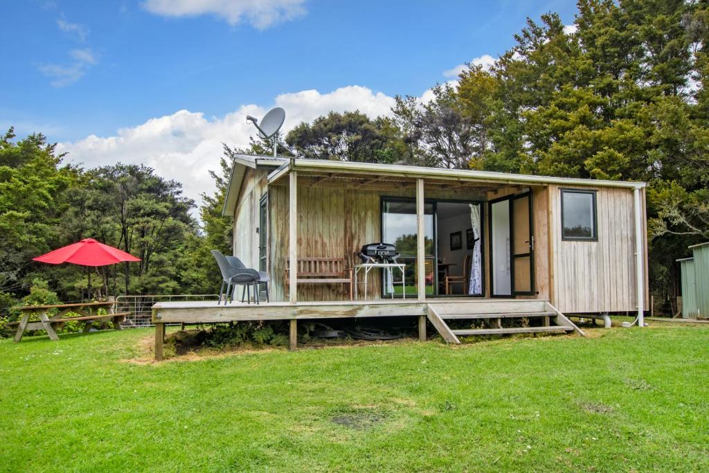 Taman di luar Totara Folly - Mangawhai Holiday Home
