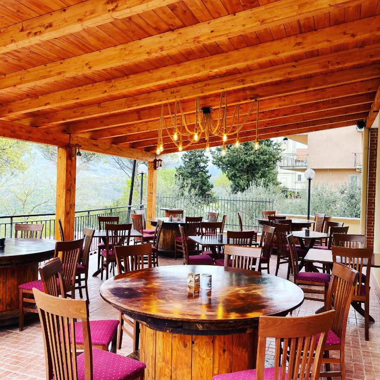 A restaurant or other place to eat at Divino Bistrot e Relais
