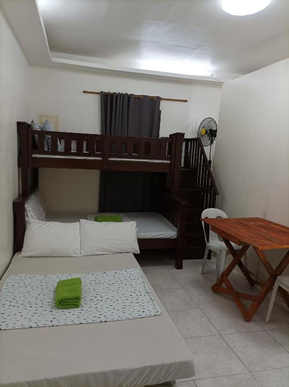 Postel nebo postele na pokoji v ubytování Bolinao Transient House B