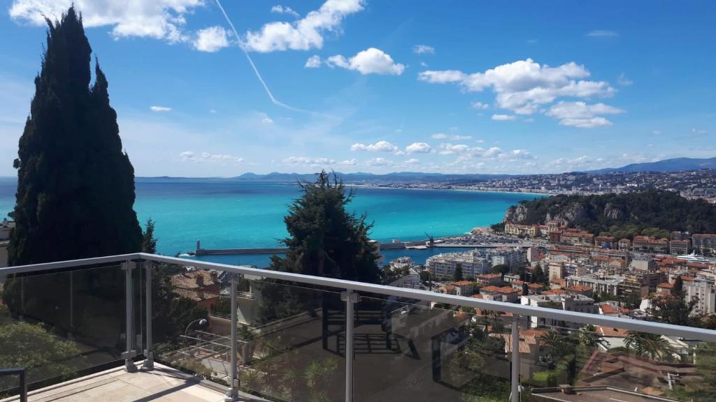 - une vue sur l'eau depuis le balcon d'une maison dans l'établissement Le Mas rose by Booking Guys, à Nice