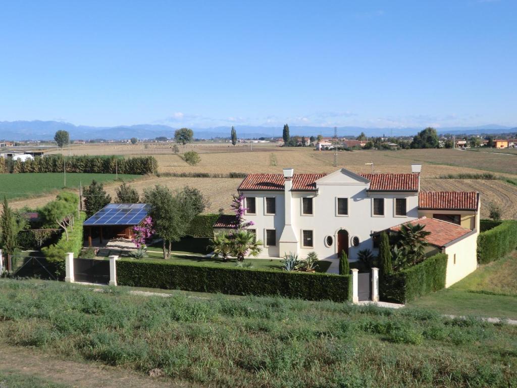 a house in the middle of a field at B&B Corte San Tomaso in Legnago