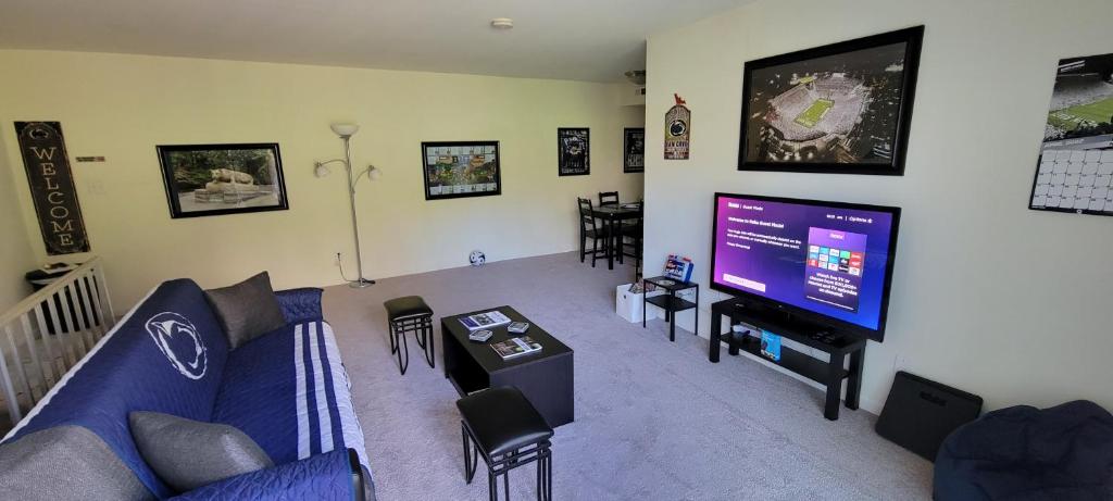 Lion's Den Fan Caves! B&B 3 Bd 2 Bth - Housity