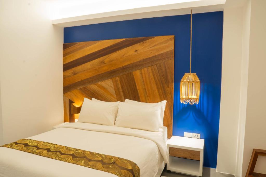 The Paragon Boracay Suites tesisinde bir odada yatak veya yataklar