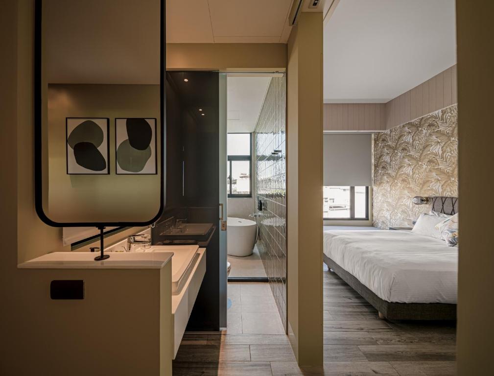 Postel nebo postele na pokoji v ubytování 森行旅 Mori Hotel -台南安平老街