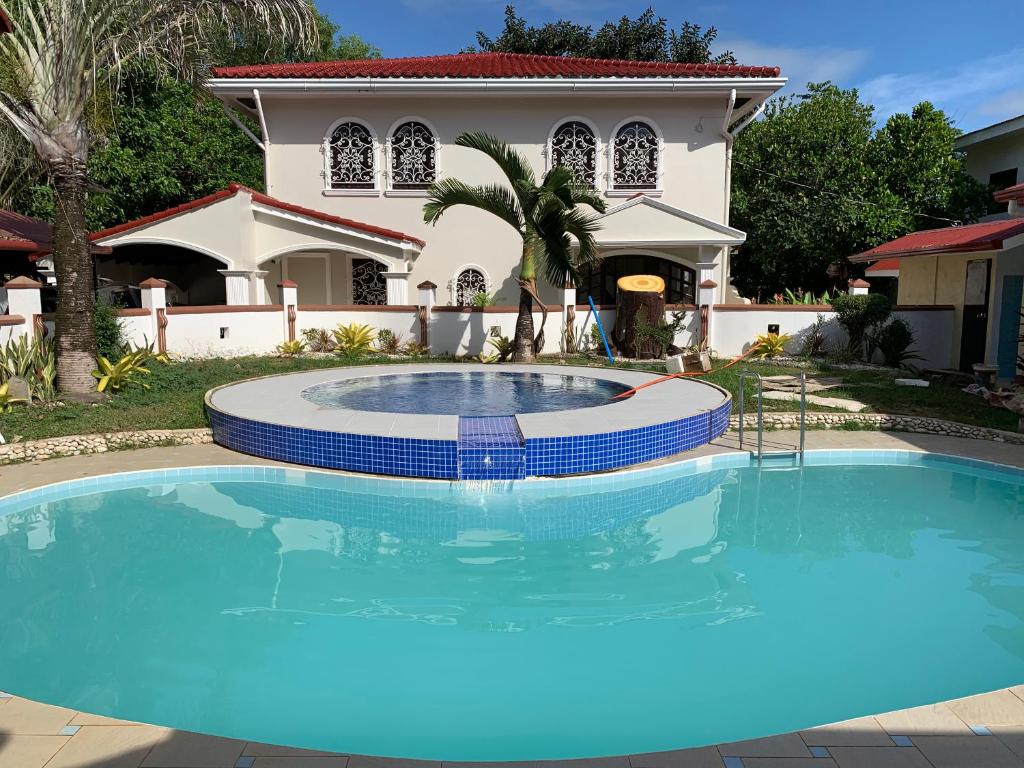 una gran piscina frente a una casa en RedDoorz at Carlton-Martin Hotel Masbate City, en Cangbaliguia