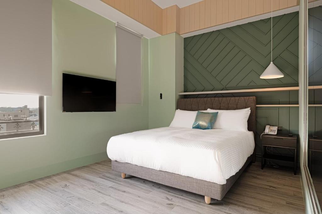 Postel nebo postele na pokoji v ubytování 森行旅 Mori Hotel -台南安平老街