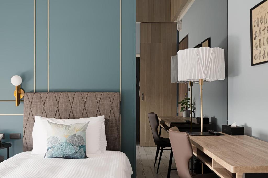Postel nebo postele na pokoji v ubytování 森行旅 Mori Hotel -台南安平老街