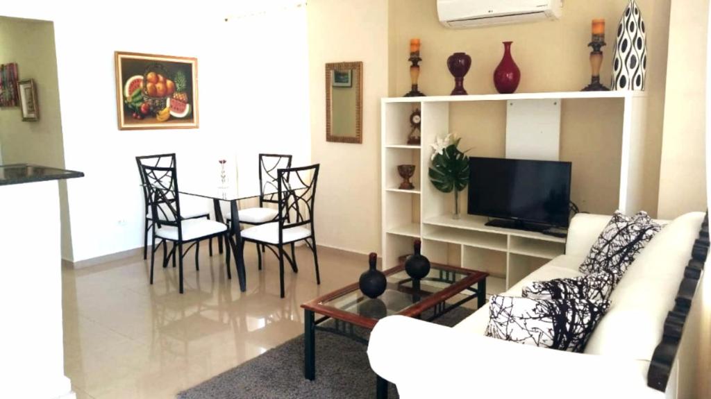 Χώρος καθιστικού στο Fully Equipped New 2br Aptdt2mins To The Beach
