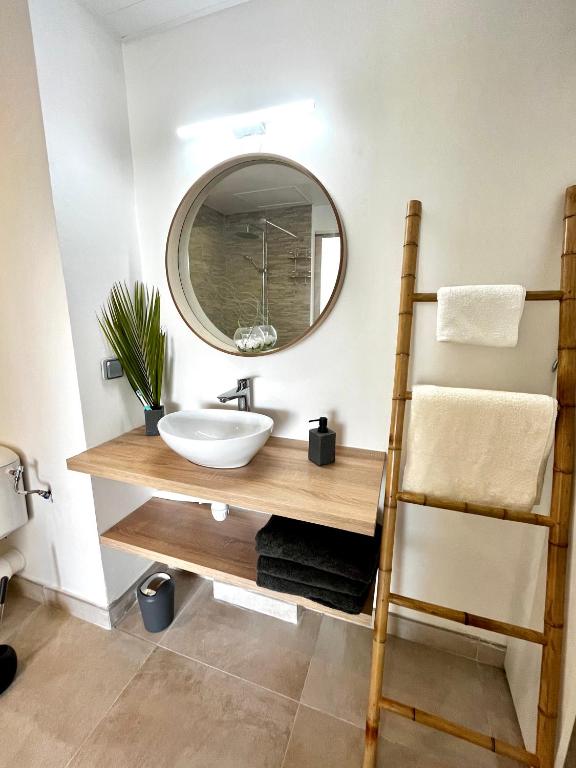 Koupelna v ubytování NOUVEAU studio chaleureux avec jacuzzi privé & piscine