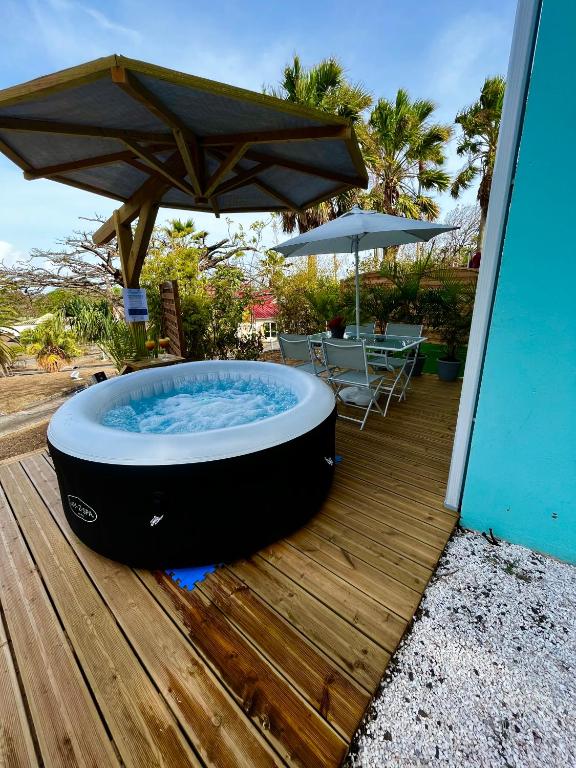 Bazén v ubytování NOUVEAU studio chaleureux avec jacuzzi privé & piscine nebo v jeho okolí