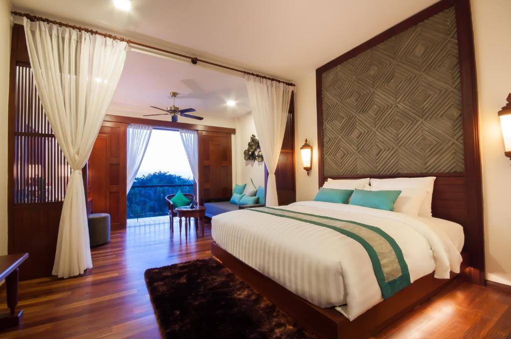 Postel nebo postele na pokoji v ubytování Lotus Blanc Hotel