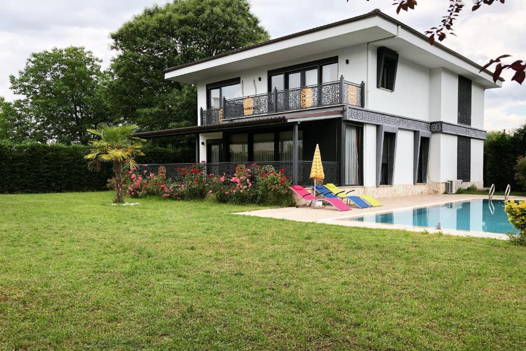 Bazén v ubytování Bahar Villas Sapanca nebo v jeho okolí
