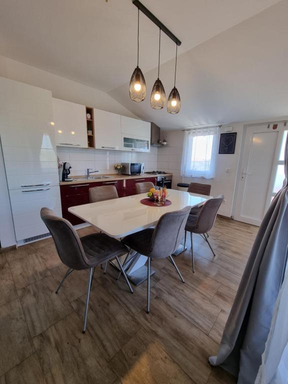 Kuchyňa alebo kuchynka v ubytovaní Apartment Tena
