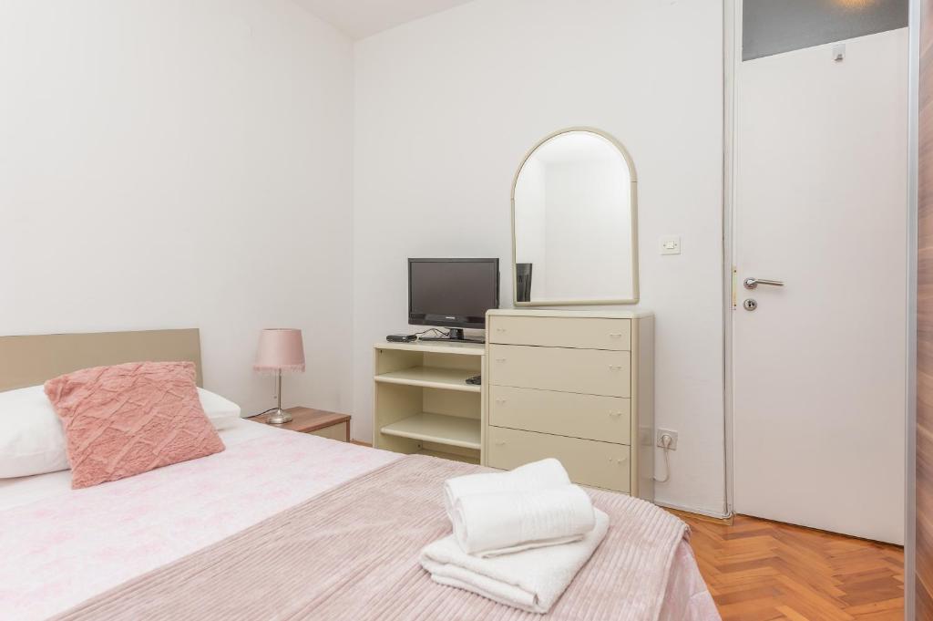 Posteľ alebo postele v izbe v ubytovaní Apartman Centar Glavaš