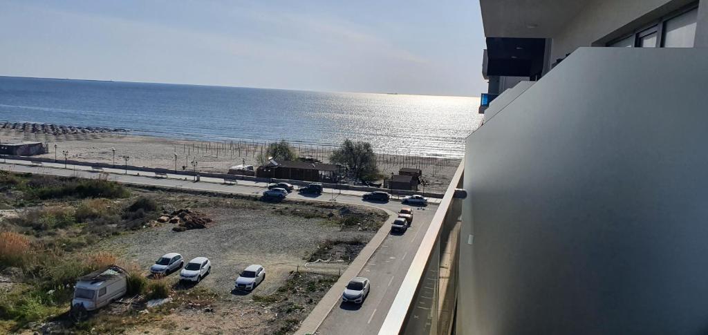 Blick auf eine Straße mit am Strand geparkt in der Unterkunft Studio Joy2Sea in Mamaia Nord – Năvodari