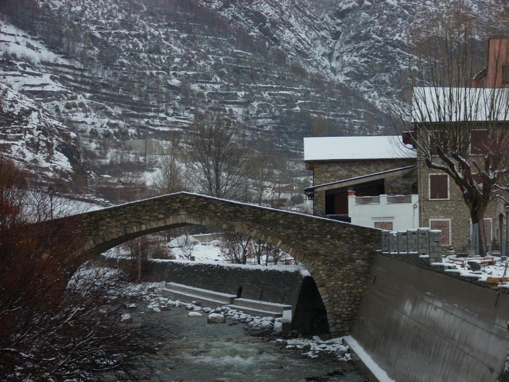 ベナスケにあるApartamentos Los Tilosの雪山を架ける橋