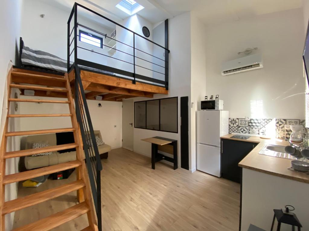 Ce loft dispose d'un escalier et d'une cuisine. dans l'établissement Grand studio contemporain avec mezzanine, à Sérignan