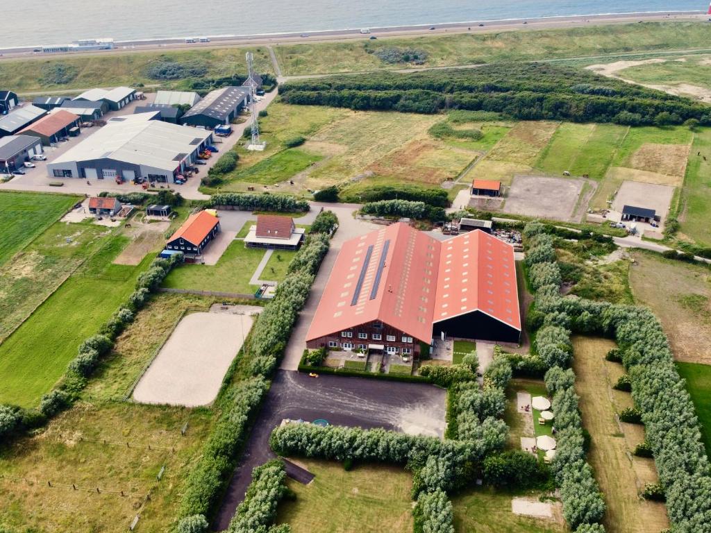 een uitzicht op een boerderij met een rood dak bij Vakantiewoningen Zandbooi in Westkapelle