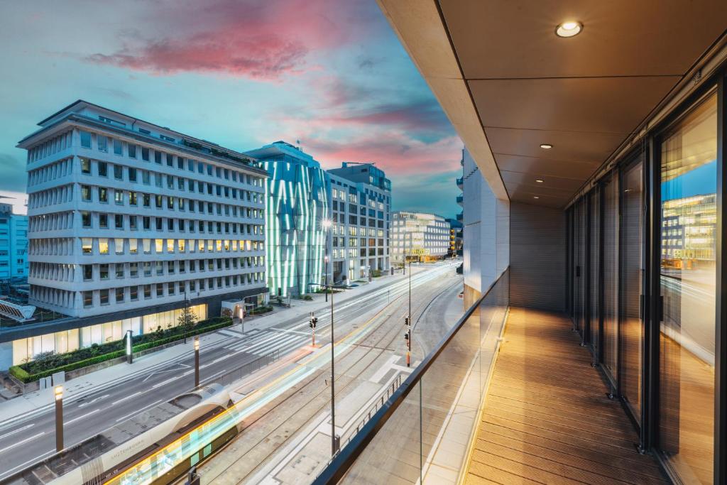 - une vue sur une rue de la ville depuis un bâtiment dans l'établissement Lux City Hamilius - Modern & Spacious Apart w/View, à Luxembourg