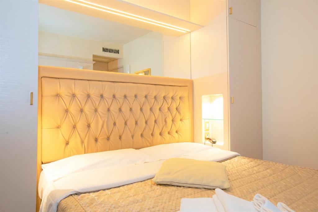 Postel nebo postele na pokoji v ubytování Hotel Arcobaleno Siena