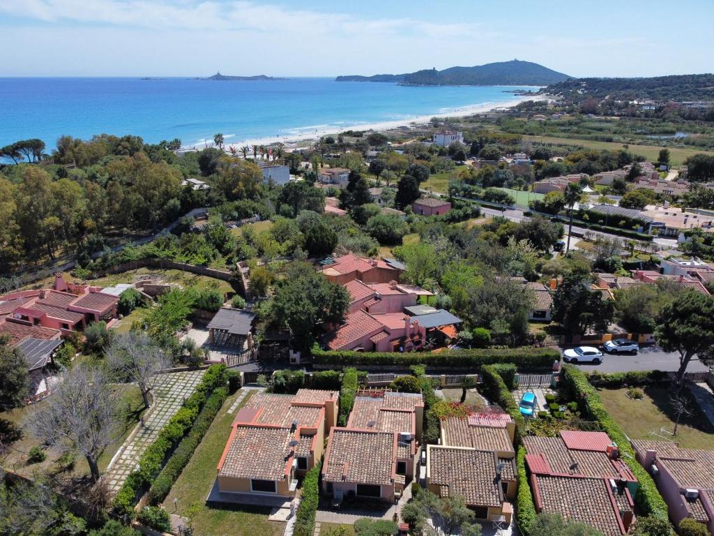 uma vista aérea de um bairro residencial com o oceano em Villa Katia - Near the Beach em Simius