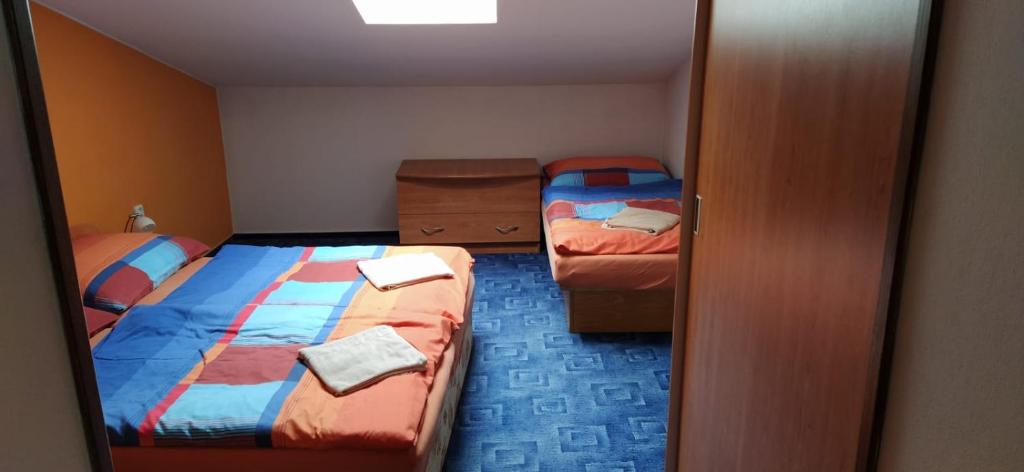 A bed or beds in a room at Apartmán Soběslav