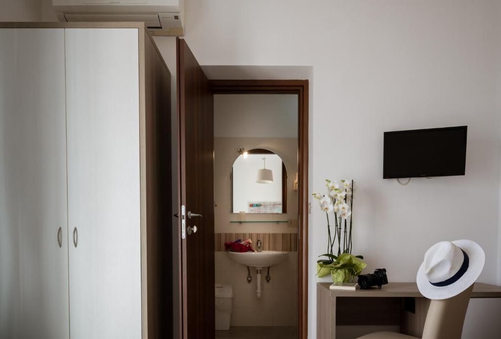 Telewizja i/lub zestaw kina domowego w obiekcie Hotel Elios Tao
