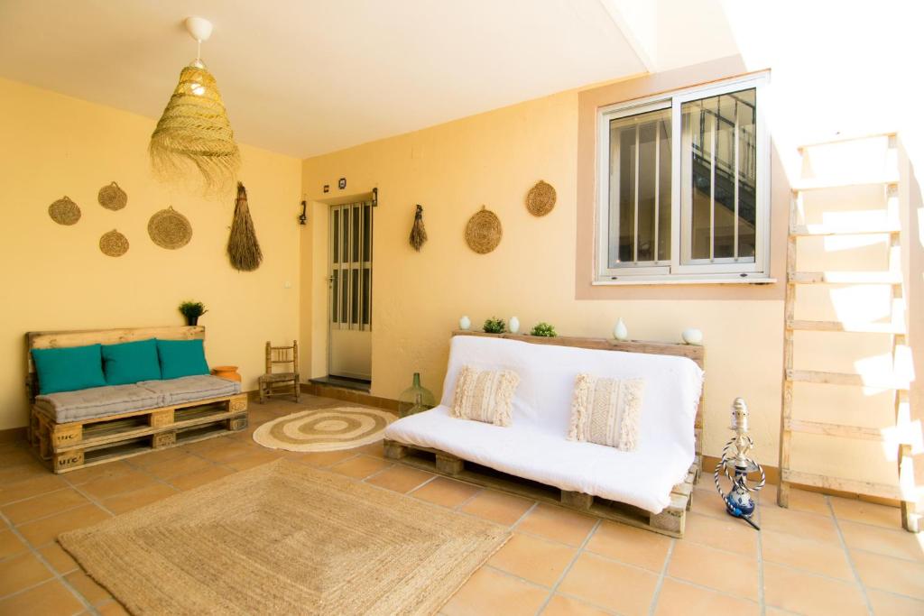A seating area at Antiguo Horno de María y Mielgo