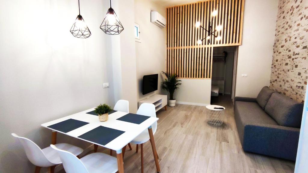 mały salon z białym stołem i krzesłami w obiekcie Deluxe Palace - Alojamientos La Torre w mieście Torre del Mar