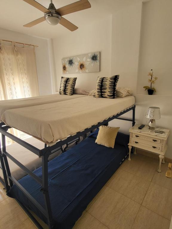 Posteľ alebo postele v izbe v ubytovaní LUJOSO ADOSADO de TRES HABITACIONES en VERA PLAYA A 200 METROS DEL MAR
